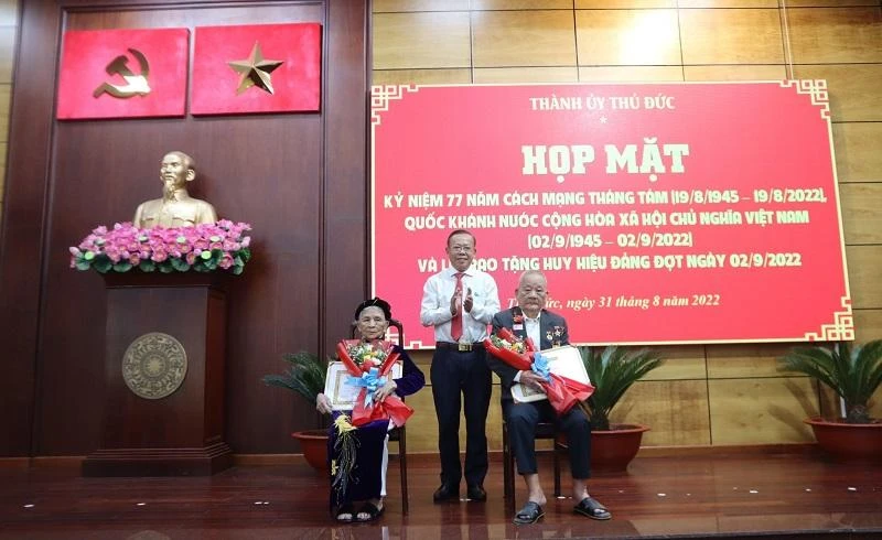 TP Thủ Đức trao huy hiệu Đảng cho Đảng viên cao tuổi ảnh 2 TP Thủ Đức trao huy hiệu Đảng cho Đảng viên cao tuổi ảnh 2