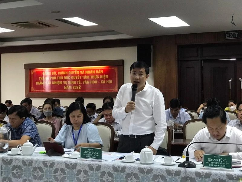 Chánh Văn phòng UBND TP Thủ Đức Võ Tấn Quan trả lời ý kiến đại biểu về trụ sở UBND quận 9 cũ. Ảnh: THANH TUYỀN