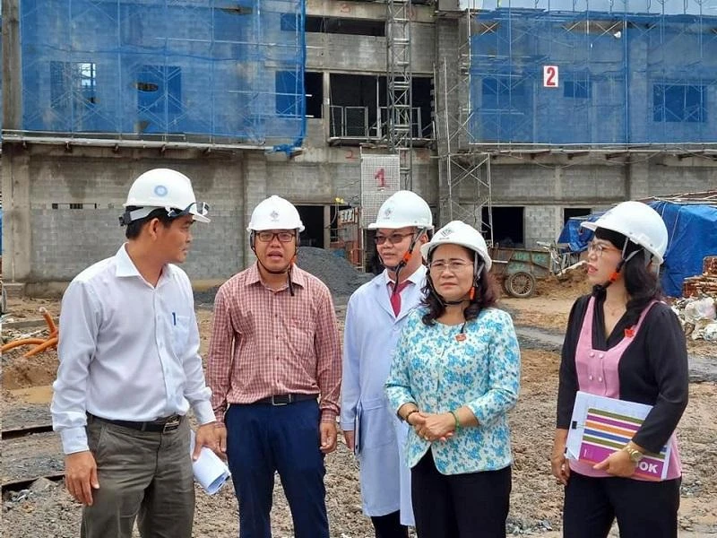 Chủ tịch HĐND TP Nguyễn Thị Lệ cùng đoàn khảo sát đi thực tế tại huyện Hóc Môn. Ảnh: HĐND TP.HCM