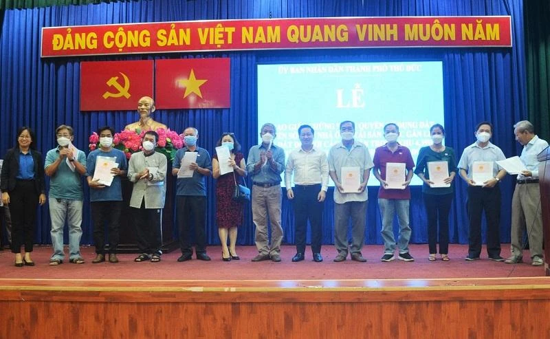 22 hộ dân trong khu 4,3ha ở Thủ Thiêm nhận giấy chứng nhận quyền sử dụng nhà ở, đất ở ảnh 2