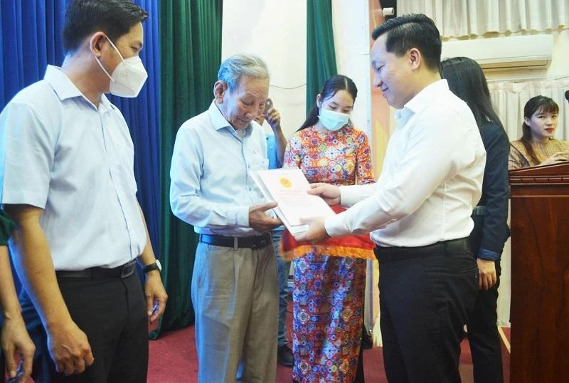 22 hộ dân trong khu 4,3ha ở Thủ Thiêm nhận giấy chứng nhận quyền sử dụng nhà ở, đất ở ảnh 1