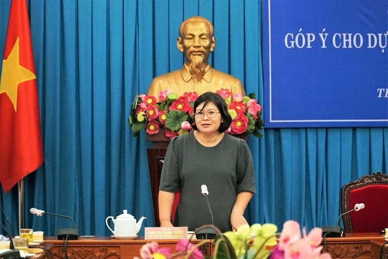 Bà Văn Thị Bạch Tuyết, Phó trưởng đoàn chuyên trách đoàn ĐBQH TP.HCM ghi nhận các ý kiến của đại biểu. Ảnh: BẢO PHƯƠNG Bà Văn Thị Bạch Tuyết, Phó trưởng đoàn chuyên trách đoàn ĐBQH TP.HCM ghi nhận các ý kiến của đại biểu. Ảnh: BẢO PHƯƠNG