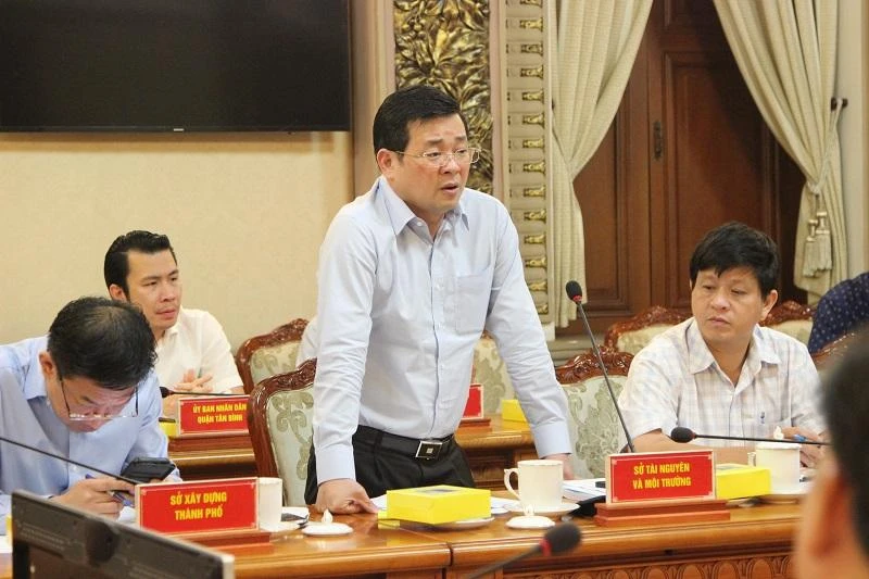 Giám đốc Sở TN&MT TP.HCM Nguyễn Toàn Thắng cho biết đang thí điểm phần mềm một cửa điện tử để người dân có thể tra cứu khi giải quyết hồ sơ đất đai. Ảnh: THANH TUYỀN Giám đốc Sở TN&MT TP.HCM Nguyễn Toàn Thắng cho biết đang thí điểm phần mềm một cửa điện tử để người dân có thể tra cứu khi giải quyết hồ sơ đất đai. Ảnh: THANH TUYỀN
