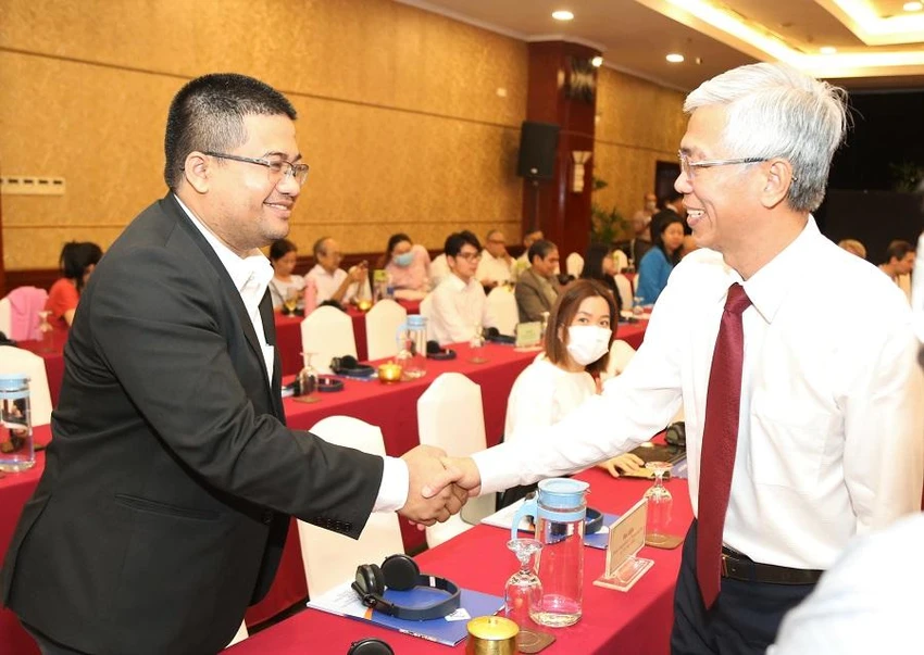 Phó Chủ tịch UBND TP.HCM Võ Văn Hoan trò chuyện với đại diện các doanh nghiệp tại TP.HCM. Ảnh: THANH THÙY Hoi-nghi-tong-ket-he-thong-doi-thoai-doanh-nghiep-chinh-quyen-tp.hcm