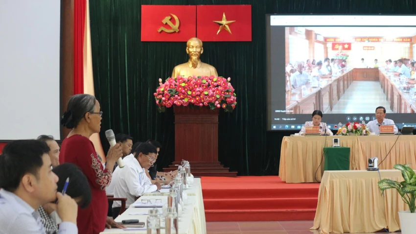 Chủ tịch UBND TP.HCM Phan Văn Mãi tiếp xúc cử tri huyện Nhà Bè, Cần Giờ chiều 24-11. Ảnh: THANH TUYỀN