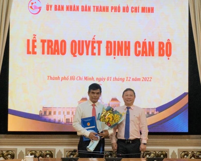 Phó Chủ tịch UBND TP.HCM Dương Anh Đức trao quyết định cho ông Cao Anh Minh. Ảnh: T.T tan-giam-doc-htv