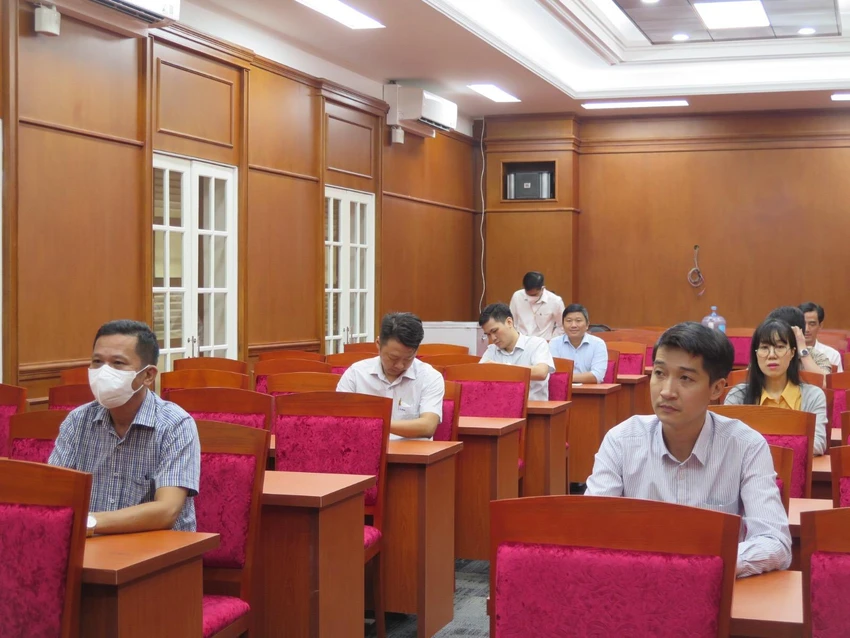 Người dự tuyển bước vào vòng 1 kỳ thi tuyển chức danh Phó trưởng phòng Quản lý đô thị quận 1. Ảnh: THANH TUYỀN Người dự tuyển bước vào vòng 1 kỳ thi tuyển chức danh Phó trưởng phòng Quản lý đô thị quận 1. Ảnh: THANH TUYỀN