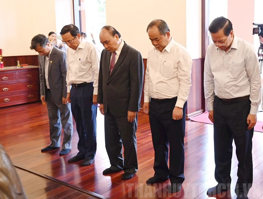 Chủ tịch nước Nguyễn Xuân Phúc cùng các đại biểu dành một phút mặc niệm, tưởng nhớ Chủ tịch Hồ Chí Minh. Ảnh: Web Thành ủy TP.HCM Chủ tịch nước Nguyễn Xuân Phúc cùng các đại biểu dành một phút mặc niệm, tưởng nhớ Chủ tịch Hồ Chí Minh. Ảnh: Web Thành ủy TP.HCM