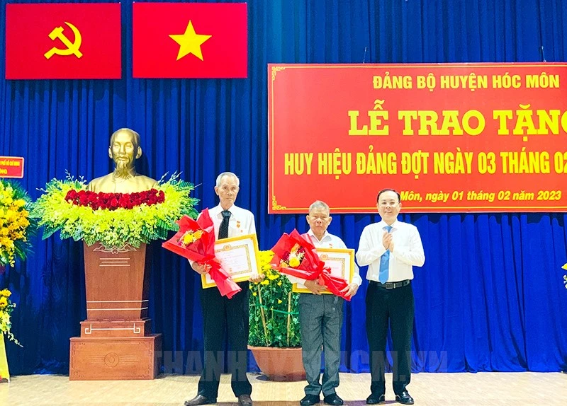 Lãnh đạo TP.HCM trao huy hiệu Đảng cho đảng viên đợt 3-2 ảnh 2 Lãnh đạo TP.HCM trao huy hiệu Đảng cho đảng viên đợt 3-2 ảnh 2