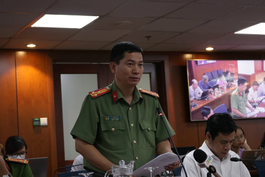 Thượng tá Lê Mạnh Hà, Phó phòng Tham mưu Công an TP.HCM, thông tin về vụ sập cửa hàng Circle K. Ảnh: THANH TUYỀN Thượng tá Lê Mạnh Hà, Phó phòng Tham mưu Công an TP.HCM, thông tin về vụ sập cửa hàng Circle K. Ảnh: THANH TUYỀN