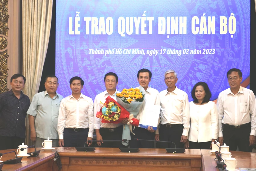 Tập thể lãnh đạo hai cơ quan chúc mừng ông Tuấn nhận nhiệm vụ mới. Ảnh: THANH TUYỀN