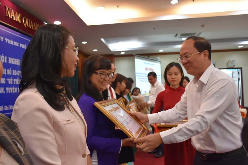 Trao tặng bằng khen cho 26 tập thể và 21 cá nhân có thành tích xuất sắc trong công tác nghiên cứu, biên soạn lịch sử Đảng. Ảnh: THANH TUYỀN Trao tặng bằng khen cho 26 tập thể và 21 cá nhân có thành tích xuất sắc trong công tác nghiên cứu, biên soạn lịch sử Đảng. Ảnh: THANH TUYỀN