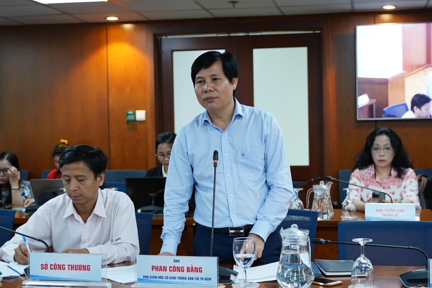 Phó giám đốc Sở GTVT TP.HCM Phan Công Bằng thông tin tại cuộc họp báo chiều 2-3. Ảnh: BẢO PHƯƠNG Phó giám đốc Sở GTVT TP.HCM Phan Công Bằng thông tin tại cuộc họp báo chiều 2-3. Ảnh: BẢO PHƯƠNG