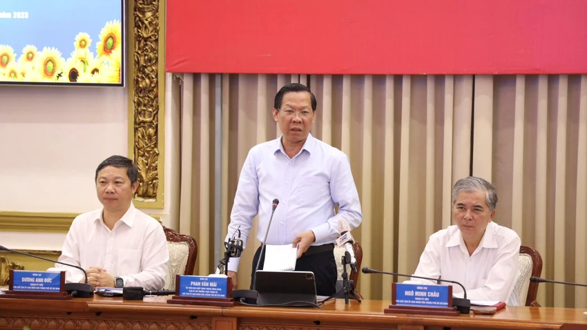 Chủ tịch TP.HCM Phan Văn Mãi: Không để tình trạng thiếu vật tư y tế khiến dân lo lắng ảnh 1