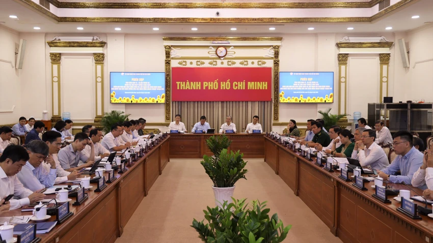 Chủ tịch UBND TP.HCM Phan Văn Mãi chủ trì cuộc họp. Ảnh: TTBC Chủ tịch UBND TP.HCM Phan Văn Mãi chủ trì cuộc họp. Ảnh: TTBC