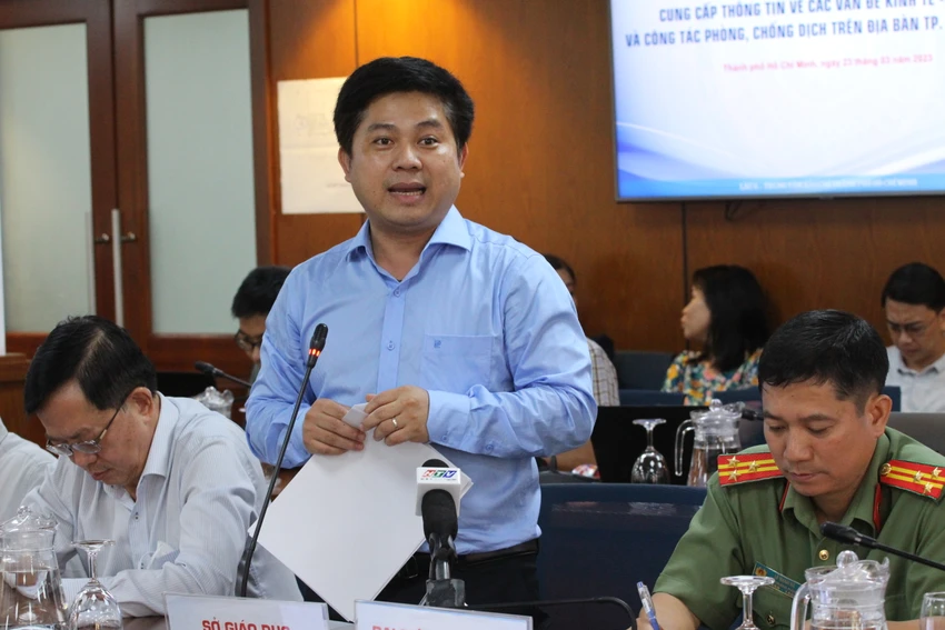 Chánh văn phòng Sở GD&ĐT TP.HCM Hồ Tấn Minh trả lời tại cuộc họp. Ảnh: THANH THÙY Chánh văn phòng Sở GD&ĐT TP.HCM Hồ Tấn Minh trả lời tại cuộc họp. Ảnh: THANH THÙY