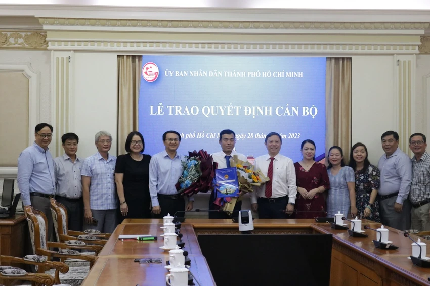 Lãnh đạo TP.HCM cùng tập thể Sở TT&amp;TT chúc mừng tân Phó giám đốc. Ảnh: THANH TUYỀN