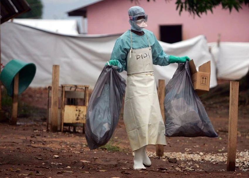 Nhân viên y tế bên ngoài khu cách ly các bệnh nhân nhiễm virus Marburg ở Angola. Ảnh: REUTERS Nhân viên y tế bên ngoài khu cách ly các bệnh nhân nhiễm virus Marburg ở Angola. Ảnh: REUTERS