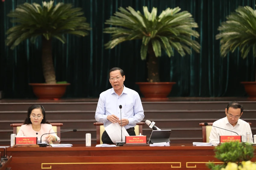 Bí thư Nguyễn Văn Nên: TP.HCM cần ‘toa thuốc’ phù hợp cho nền kinh tế ảnh 3 Chủ tịch UBND TP.HCM Phan Văn Mãi báo cáo tình hình kinh tế quý I-2023