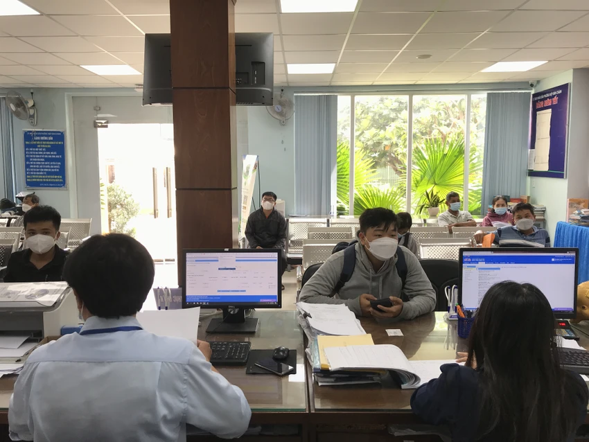 TP.HCM có kế hoạch tinh giản biên chế công chức, viên chức ảnh 1 Cán bộ phường Hiệp Bình Chánh, TP Thủ Đức, TP.HCM giải quyết thủ tục cho người dân