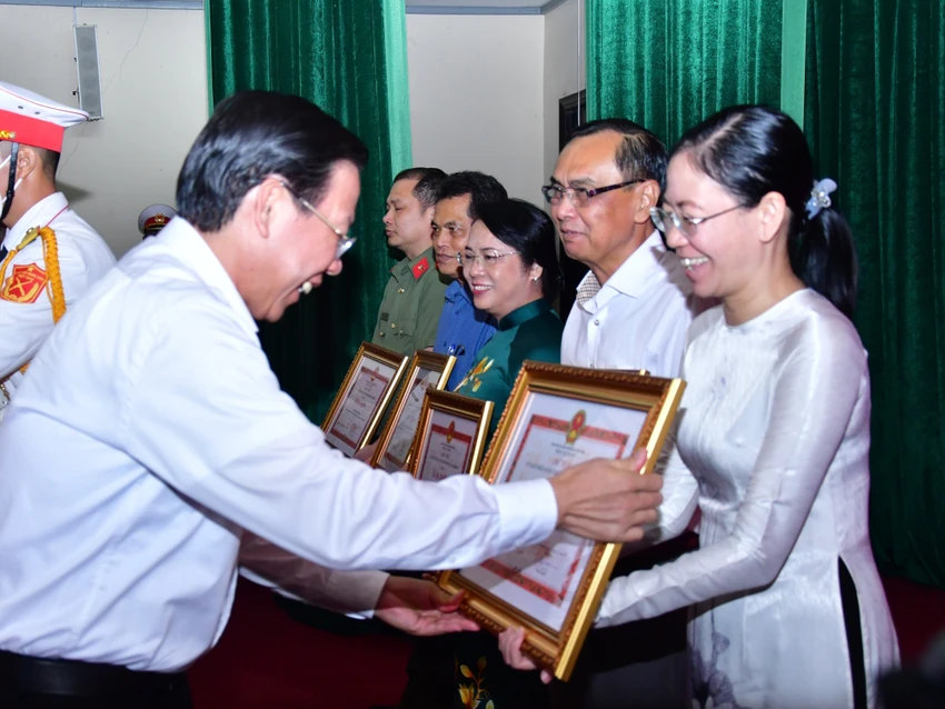 Tại hội nghị, Chủ tịch UBND TP.HCM Phan Văn Mãi đã tặng bằng khen cho 43 tập thể và 20 hộ gia đình có thành tích xuất sắc trong công tác tuyển chọn và gọi công dân nhập ngũ năm 2023. Ảnh: T.T Tại hội nghị, Chủ tịch UBND TP.HCM Phan Văn Mãi đã tặng bằng khen cho 43 tập thể và 20 hộ gia đình có thành tích xuất sắc trong công tác tuyển chọn và gọi công dân nhập ngũ năm 2023. Ảnh: T.T