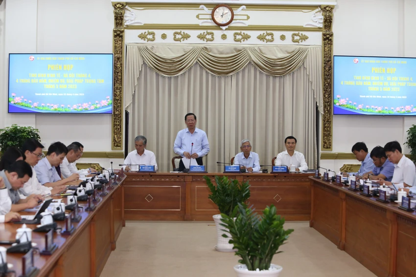 Chủ tịch UBND TP.HCM Phan Văn Mãi: Tập trung tháo gỡ về đăng kiểm, thủ tục PCCC ảnh 1 Chủ tịch UBND TP.HCM Phan Văn Mãi chủ trì phiên họp cùng ba Phó Chủ tịch UBND TP