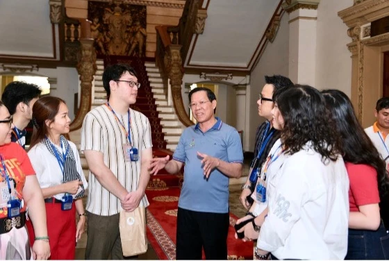 Ông Phan Văn Mãi trò chuyện với du khách tham quan trụ sở HĐND và UBND TP.HCM ảnh 1 Chủ tịch UBND TP.HCM Phan Văn Mãi trò chuyện với du khách đến tham quan tại trụ sở.