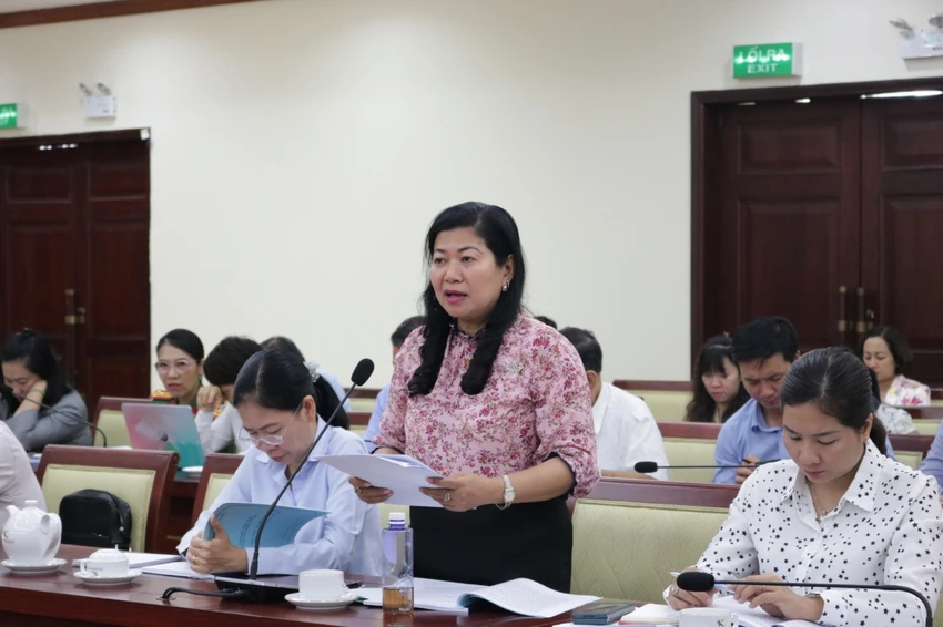 Phó Giám đốc Sở Nội vụ TP.HCM Nguyễn Thị Hồng Thắm trả lời ý kiến của địa phương. Ảnh: THANH TUYỀN Phó Giám đốc Sở Nội vụ TP.HCM Nguyễn Thị Hồng Thắm trả lời ý kiến của địa phương. Ảnh: THANH TUYỀN