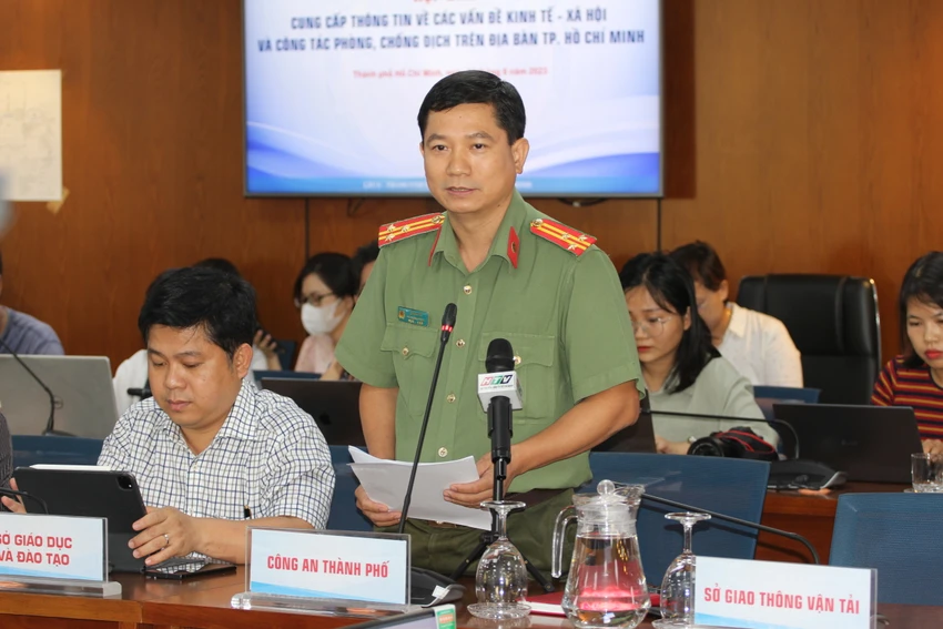 Thượng tá Lê Mạnh Hà, Phó phòng Tham mưu Công an TP.HCM thông tin tại họp báo. Ảnh: NGUYỄN NHÂN Thượng tá Lê Mạnh Hà, Phó phòng Tham mưu Công an TP.HCM thông tin tại họp báo. Ảnh: NGUYỄN NHÂN