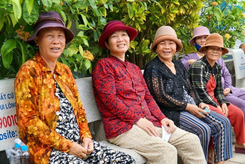 Bà Lê Thị Xuân (góc trái ảnh) cùng bà con trong thôn đang chờ khám bệnh miễn phí. Ảnh: BẢO PHƯƠNG