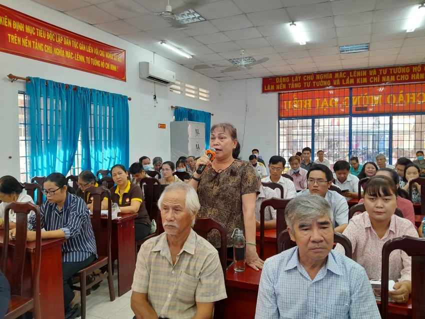 Cử tri nêu ý kiến tại hội nghị. Ảnh: THANH TUYỀN Cử tri nêu ý kiến tại hội nghị. Ảnh: THANH TUYỀN