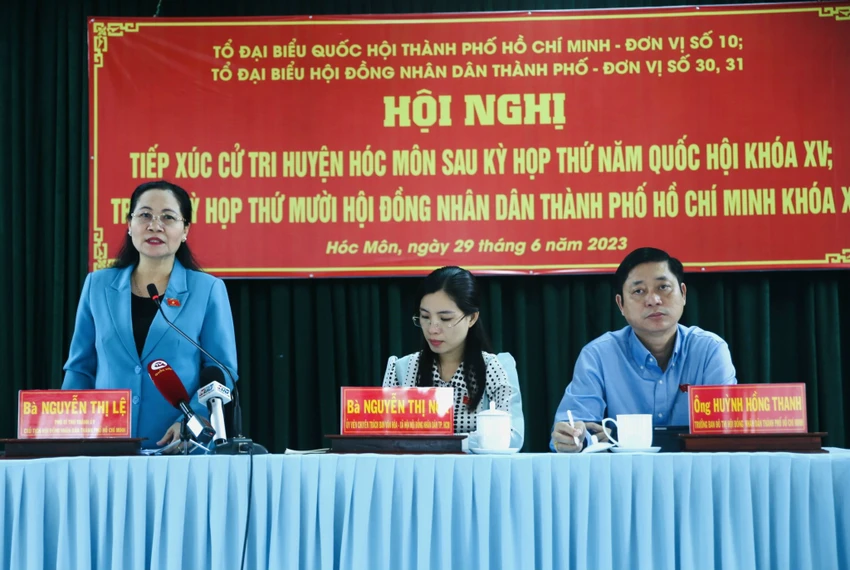 Chủ tịch HĐND TP.HCM Nguyễn Thị Lệ ghi nhận các ý kiến của cử tri. Ảnh: THANH THUỲ Chủ tịch HĐND TP.HCM Nguyễn Thị Lệ ghi nhận các ý kiến của cử tri. Ảnh: THANH THUỲ