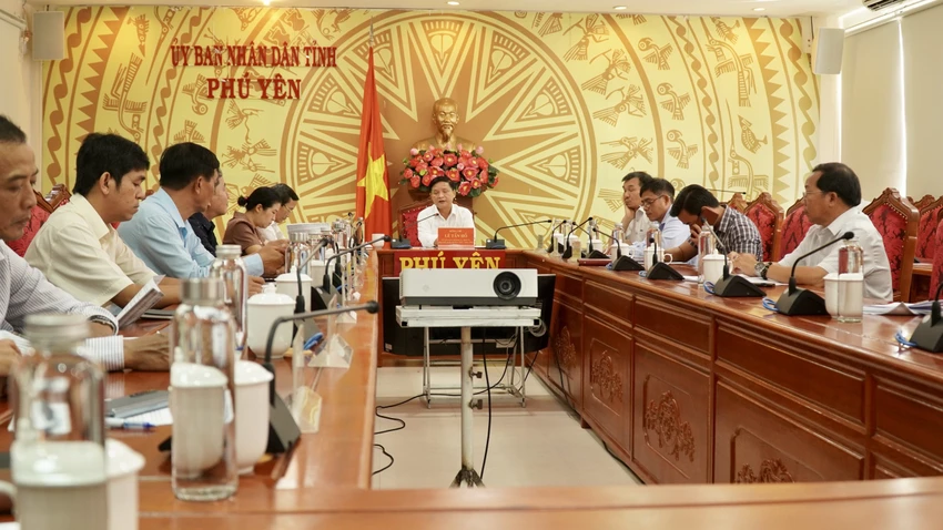 Sáng 14-8, Phó Chủ tịch Thường trực UBND tỉnh Phú Yên Lê Tấn Hổ đã chủ trì cuộc họp, chuẩn bị cho chuyến đi. Ảnh: QUỐC VŨ Sáng 14-8, Phó Chủ tịch Thường trực UBND tỉnh Phú Yên Lê Tấn Hổ đã chủ trì cuộc họp, chuẩn bị cho chuyến đi. Ảnh: QUỐC VŨ