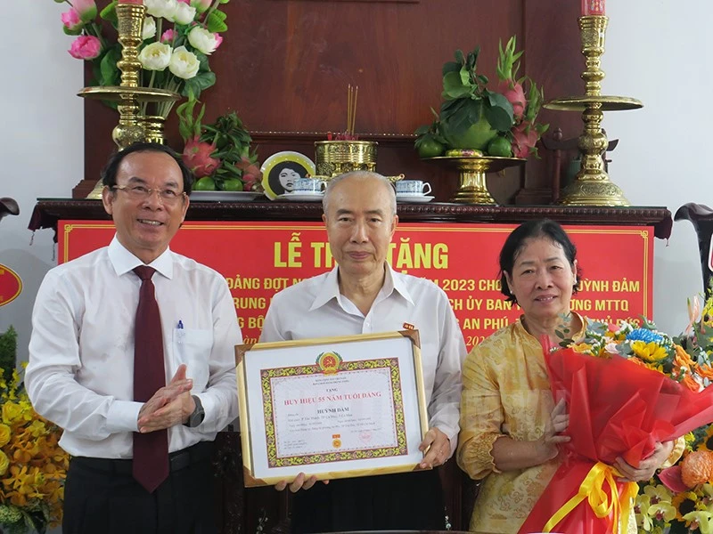 Bí thư Thành ủy TP.HCM Nguyễn Văn Nên chúc mừng ông Huỳnh Đảm đón nhận Huy hiệu 55 năm tuổi Đảng. Ảnh: Web Thành uỷ TP.HCM. Bí thư Thành ủy TP.HCM Nguyễn Văn Nên chúc mừng ông Huỳnh Đảm đón nhận Huy hiệu 55 năm tuổi Đảng. Ảnh: Web Thành uỷ TP.HCM.