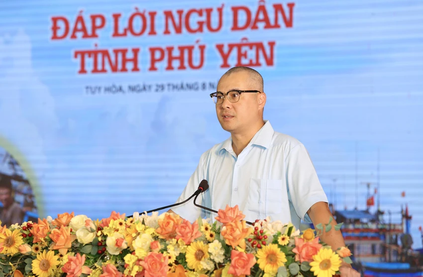 Ông Phạm Đại Dương, Ủy viên Trung ương Đảng, Bí thư Tỉnh ủy, Trưởng Đoàn Đại biểu Quốc hội tỉnh Phú Yên có phần chia sẻ thêm với ngư dân tại chương trình. Ảnh: HOÀNG GIANG