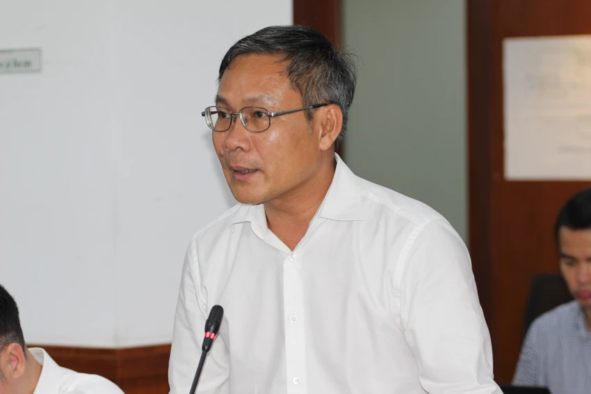 Phó Tổng giám đốc Tổng công ty Điện lực TP.HCM Bùi Trung Kiên trả lời tại họp báo. Ảnh: THÀNH NHÂN