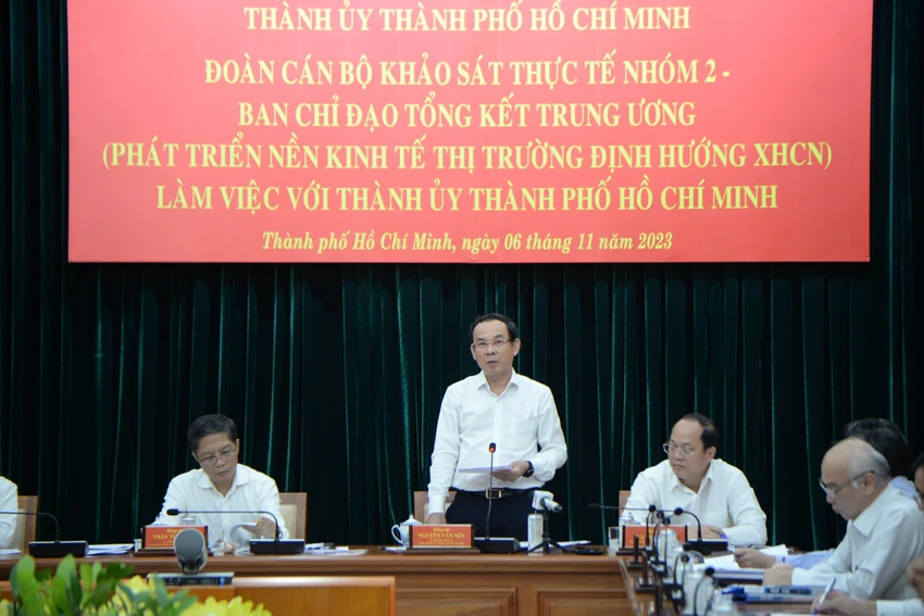 tong-ket-40-nam-kinh-te-XHCN-TPHCM.jpg