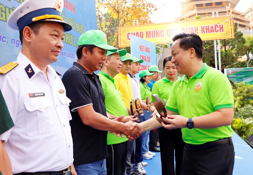 TP Thủ Đức: Đi bộ ven sông Sài gòn, góp hơn 18 tỉ đồng ủng hộ người nghèo-tp-thu-duc-bi-bo-gop-tien-ung-ho-nguoi-ngheo