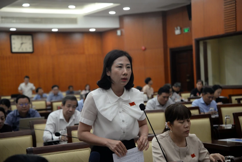 Đại biểu Phạm Thị Thanh Hiền, Chủ tịch UBND huyện Củ Chi nêu các vấn đề về việc bố trí nền tái định cư cho người dân bị ảnh hưởng bởi dự án Vành đai 3