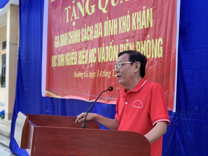 đoàn-tuyen-giao-bao-chi-tang-qua-tre-dien-bien..jpg