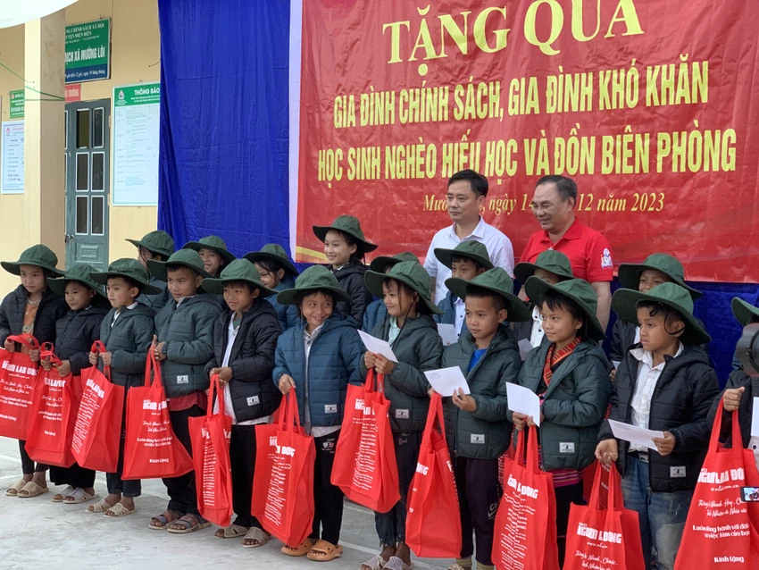đoàn-tuyen-giao-bao-chi-tang-qua-tre-dien-bien.JPG