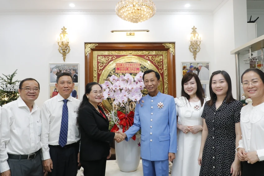 chu-tich-hdnd-nguyen-thi-le-tham-co-so-ton-giao-giang-sinh-8812.jpg