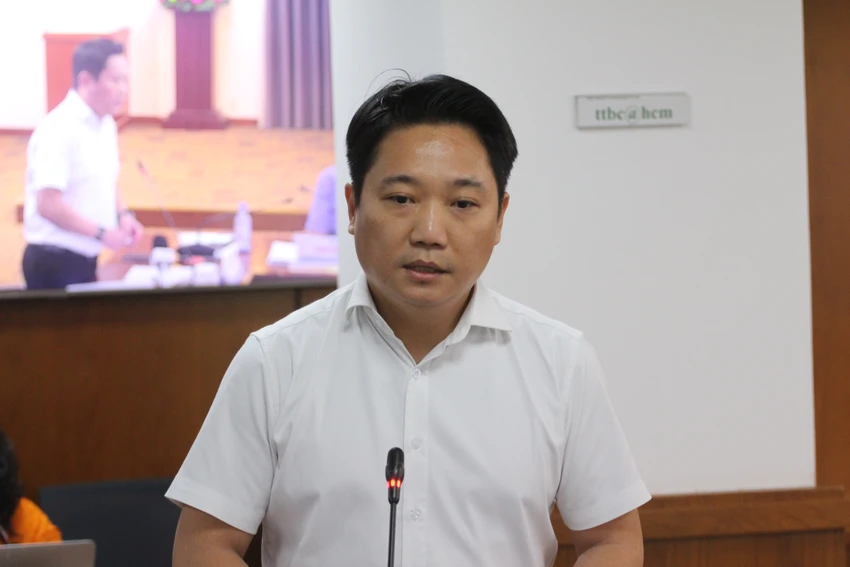 TP.HCM mua hoa Tết ế của tiểu thương tại Bến Bình Đông để trang trí đường hoa-1-ong-le-truong-hien-hoa-pho-giam-doc-so-du-lich-4-6048-7781.jpg