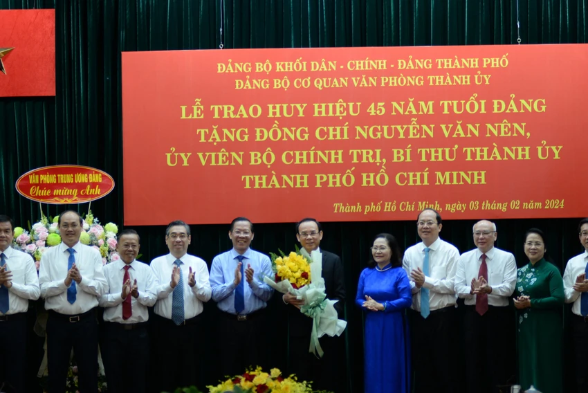 Chủ tịch nước trao huy hiệu 45 năm tuổi Đảng cho Bí thư Thành uỷ TP.HCM Nguyễn Văn Nênchu-tich-nuoc-trao-huy-hieu-dang-bt-nguyen-van-nen (2).jpg