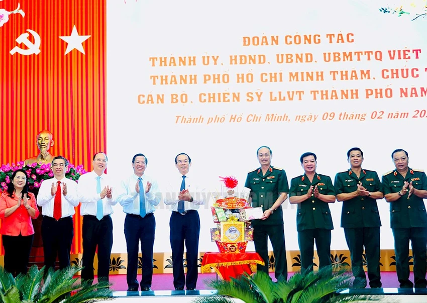 Đoàn cán bộ Thành ủy, HĐND, UBND, Ủy ban MTTQ Việt Nam TP.HCM do Bí thư Thành ủy TP.HCM Nguyễn Văn Nên làm trưởng đoàn đến thăm cán bộ, chiến sĩ-Bi-thu-nguyen-van-nen-tham-cong-an-tphcm-tet-nguyen-dan-2024.jpg