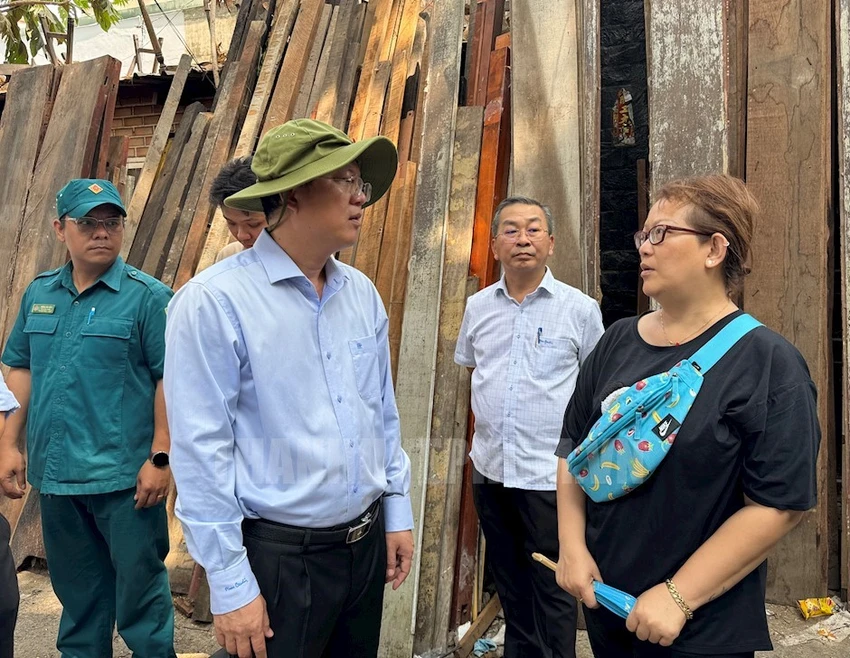 Lãnh đạo Thành uỷ TP.HCM động viên người dân trong vụ cháy nhà ven kênh quận 8-chay-nha-ven-kenh-quan-8.jpg