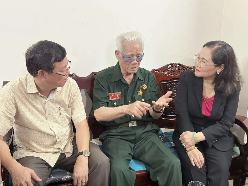 Chủ tịch HĐND TP.HCM Nguyễn Thị Lệ thăm chiến sĩ Điện Biên Phủ-lanh-dao-tphcm-tham-chien-si-dien-bien-phu.jpg
