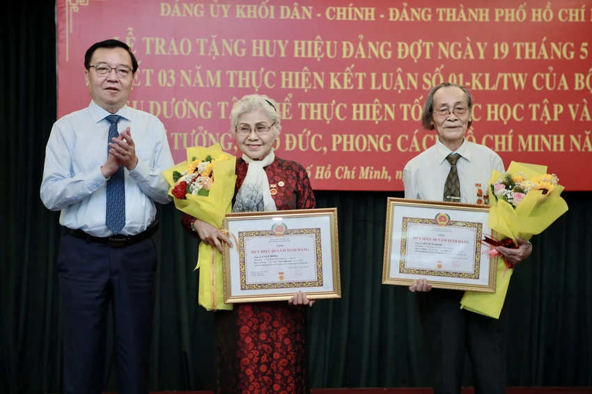 dang-uy-khoi-trao-huy-hieu-dang-19-5 (2).jpg