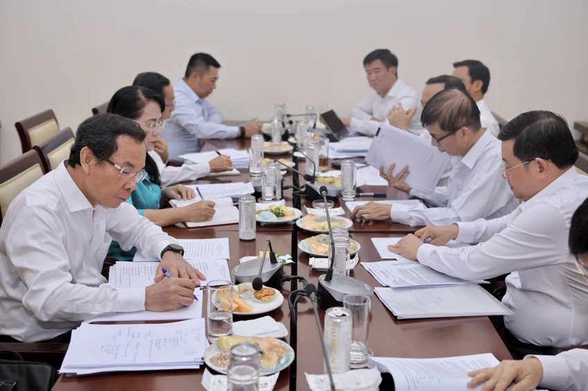 Bí thư quận 1: Quy hoạch TP.HCM cần giải quyết vấn đề tồn tại hàng chục năm ở khu trung tâm-thao-luan-to-ban-chap-hanh-tphcm-31.jpg