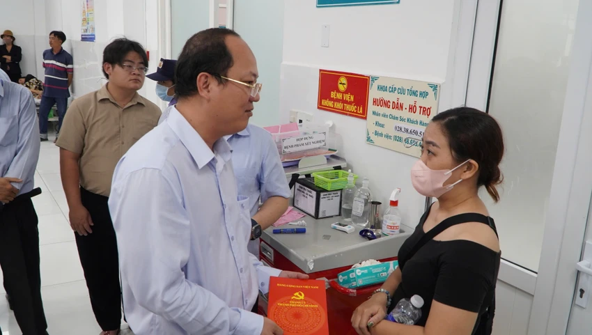Lãnh đạo Thành ủy TP.HCM thăm, động viên nạn nhân vụ gãy nhánh cây trong công viên Tao Đà-gay-nhanh-cay-cong-vien-tao-dan (3).jpg